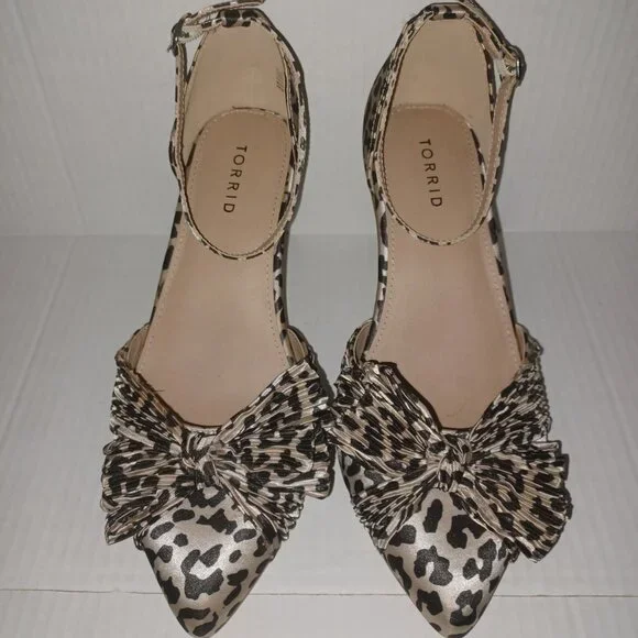 TORRID SATIN BOW LEOPARD PUMP SHOES - Picture 14 of 14